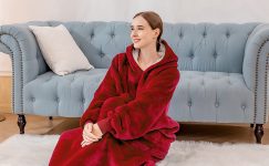 Aisbo Kuscheldecke Decke mit Ärmeln und Kapuze