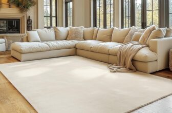 SIMPEX Teppich Creme 120×160 cm Waschbarer Kurzflor Teppich, rutschfest & weich, modernes einfarbiges Design für Wohnzimmer, Schlafzimmer, Küche & Kinderzimmer.