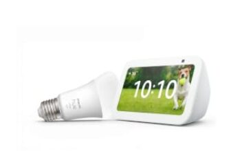 Echo Show 5 (Neueste Generation) mit Alexa+, Weiß + Philips Hue White Smart LED-Lampe (E27), Sprachgesteuerte Beleuchtung im Set