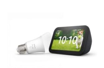 Echo Show 5 (Neueste Generation) mit Alexa+, Anthrazit + Philips Hue White Smart LED-Lampe (E27), Sprachgesteuerte Beleuchtung im Set