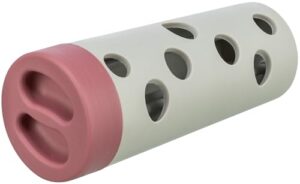 TRIXIE Snack Roll Katzenspielzeug – durch Rollbewegungen fallen Snacks heraus – schult die Geschicklichkeit – Gummiummantelung – spülmaschinengeeignet – ø 6/ø 5 × 14 cm – grau/rot – 4592