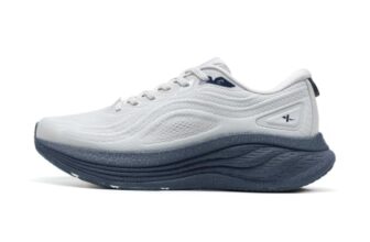 XTEP Laufschuhe Herren, Dämpfung mit 70% Energierückgabe, 2E Passform, Abriebfest, stabil, atmungsaktiv, leicht für Jogging & Straßenlauf, Grau–Navyblau, 42.5
