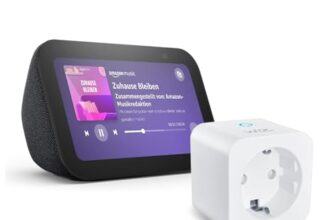 Echo Show 5 (3. Generation) | Anthrazit + WiZ Smart Plug (Typ F), funktioniert mit Alexa – Smart-Home-Starterpaket, mit Alexa+ Early Access