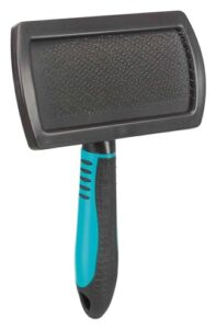 TRIXIE Softbürste für die Fellpflege – weiche Metallborsten – gummierter Kunststoffgriff – schwarz/blau – 12 x 20 cm – 24133