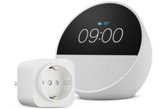 Echo Spot | Weiß + Amazon Basics EU-Smart Plug, Funktionert mit Alexa – Smart Home-Einsteigerpaket
