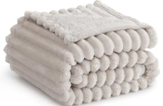 RUIKASI Kuscheldecke Flauschig Decke Beige – 150x200cm Fleecedecke Sofadecke Couchdecke für Wohnzimmer Deko Tagesdecke Blanket, Weiche Wolldecke Warme Korddecke als Wohn- & Kuscheldecken