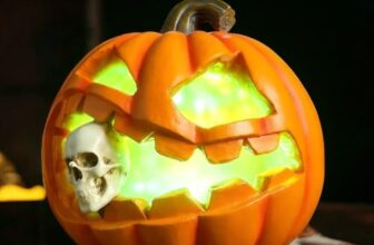 Halloween Kürbis Lampe mit Totenkopf Figur, LED Leucht Dekoration aus Harz