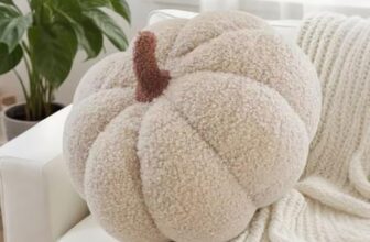 Kürbis Kissen Herbst Deko Halloween Plüsch Kürbis Dekokissen 3D Kürbisoptik Kürbiskissen für Erntedankfest Weihnachten Gefüllte Zierkissen Sofakissen für Schlafzimmer,Creme,20cm