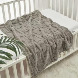 CREVENT Kuschelige, weiche, warme Sherpa-Babydecke für Mädchen und Jungen, Neugeborenen-Essentials für Säuglinge, Babyparty, Geschenk – Hellbrauner Bär, 75 x 100 cm