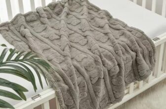 CREVENT Kuschelige, weiche, warme Sherpa-Babydecke für Mädchen und Jungen, Neugeborenen-Essentials für Säuglinge, Babyparty, Geschenk – Hellbrauner Bär, 75 x 100 cm