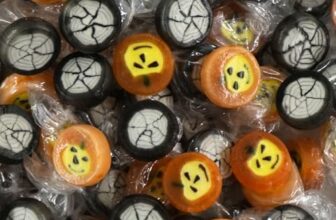 EinsSein Halloween Bonbons Kürbis & Spinnennetz orange-schwarz 250g | Vegane Rocks Candy Süßigkeiten | Gruselige Mitgebsel für Kinder Party Deko & Süßes oder Saures | Großpackung