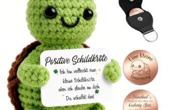 Giftota Pocket Hug Schildkröte – Handgehäkelte Schildkröte mit Glücksmünze & Lederetui – Glücksbringer & Mutmacher – Geschenkidee zum Geburtstag – Gute Besserung – Geschenk für Männer, Frauen