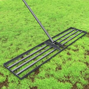 Rasenlevelrakete 114x25cm mit verstellbarem Stiel, rostschutzbeschichteter Rasenrechen aus Stahl für Garten, Hof, Golfplatz und Rasenpflege