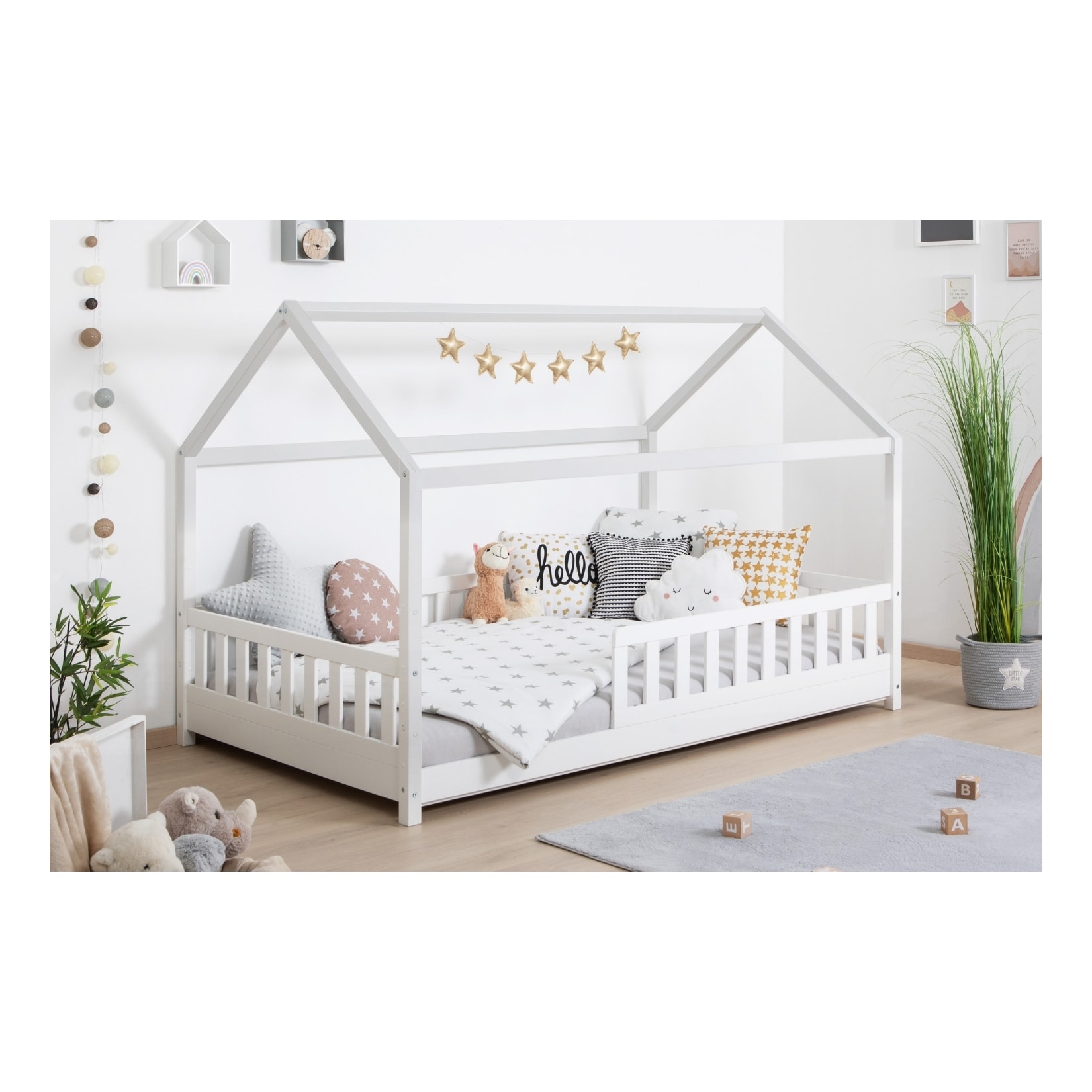 TiCAA TiCAA Kinderbett Hausbett Kay 90×200 cm, 100×200 cm, 120×200 cm, 140×200 für Jungen & Mädchen, inkl. Rolllattenrost, Rausfallschutz variabel, Montessori Bett weiß aus Kiefer Massivholz