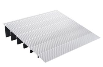 VEVOR Türschwellenrampe 69 x 86,4 x 15,2 cm Rollstuhlrampe 362,8 kg Tragfähigkeit Auffahrrampe aus Aluminiumlegierung Bordsteinrampe modulares Design Schwellenrampe rutschfest Aluminiumrampe Rampe